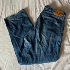 Lee jeans - W 32 L 32 Midjemått: 42cm Inga stora slitage trotts användning, litet slitage vid hälen därav priset! Skriv för fler bilder/ funderingar. 