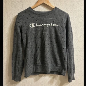 Champion tröja  - Bekvämt material inuti, lite nopprig se sista bilden, passar S med