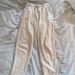 Nike mjukisbyxor - Nike mjukisbyxor. Storlek 158-170 i barnstorlekar så passar typ xs-s