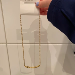 🩷 Edblad rope neclace gold🩷 - 🩷Kedjan är 50cm lång men man kan även välja lite hur lång man vill ha den. Den är i nyskick då jag har använt den 1 gång nypris är ca 450kr men jag säljer för 250kr så typ 40%👇🩷