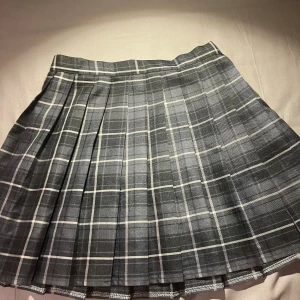 Svart rutig veckad kjol (plated)! - -Rutig fin justerbar kjol ! - Passar från xxs till xl ! - Inte så mycket använd ! - Priset kan såklart diskuteras!!🩵🩵 - Oklart märke