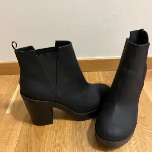 Svarta boots från H&M med lite platå så förvånansvärt sköna och enkla att gå i. Använda en gång men är inte min storlek.  Klack: 9,5cm Platå: 3cm