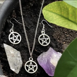 Pentagram smycke - Pentagram symbolen används i många kulturer runt om i världen men den är främst en skyddande symbol inom spiritualismen och peganismen. Religionsfrihet är en av våra viktigaste mänskliga rättigheter. 20 % doneras direkt till Amnesty international. 