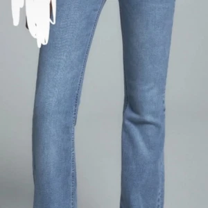 Flare jeans - Jättefin ser ut som på bilden och använd ca 3 gånger. Passar bra med personer som är 160-167cm bara det kan vara för längtan efter gör som är 160-163 för de nuddar marken. Storlek 38 köpte den från pull&Bear för 379 säljer nu för 279