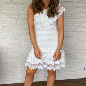 Studentklänning - Säljer nu denna jättesnygga klänningen från DRY LAKE. Den har bara använts under konfirmation. Perfekt till student eller konfirmation. Skriv för fler bilder