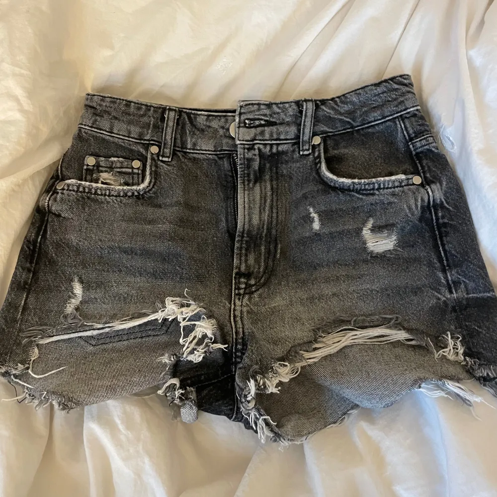 Säljer mina superfina jeansshorts ifrån Zara då de blivit för små💕 I använt men bra skick! Köpta förra året, så säljs inte längre. Skriv privat för frågor osv!. Shorts.