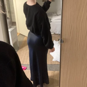 Satin kjol  - En svart satin kjol ifrån Gina tricot i storlek 36. Maxi längd på mig som är 175cm.