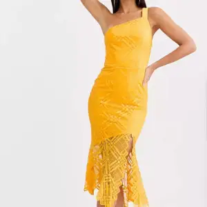 Söt gul klänning i storlek 36. Använd en gång
