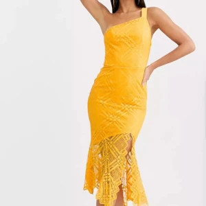 Gulklänning - Söt gul klänning i storlek 36. Använd en gång