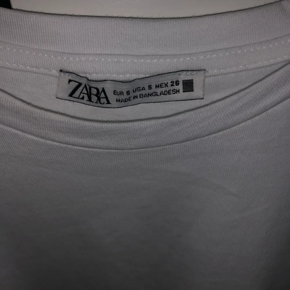 Zara tröja jag säljer pga kommer ej till användning och ör för stor för mig.inga defekter elle sånt. Endast testad💓. T-shirts.