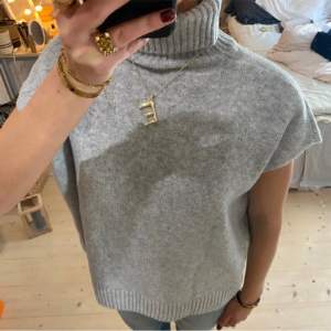 Säljer denna tröjan som jag köpte här på plick men som tyvärr var för liten på mig , super fin💞 Gamla säljarens bilder,  använd INTE köp nu!!🥰