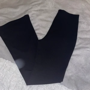 Utsvängda kostymbyxor  - Yoga pants i kostymbyxor material Oanvända 