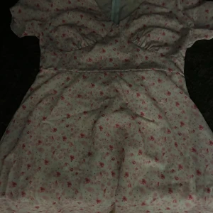 Klänning  - Säljer min super söta klänning. Som inte kommer till användning. Den är storlek M och är använd endast en gången.