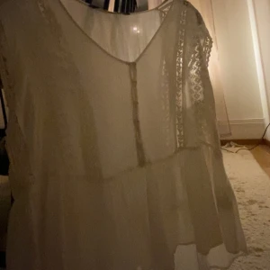 Superfin blus! - En mega söt blus som tyvärr inte andvänts 💗 blusen är ny köpt och som sakt har den aldrig andvänts. Lappen finns tyvärr inte kvar då jag redan tagit bort den 💖 tveka inte på att höra av dig vid frågor 😇💗