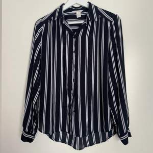 Snygg mörkblå vitrandig blus från H&M som inte passar mig längre 💙Har en ”reva” i tyget, se bild 2.
