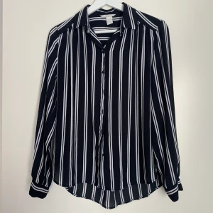 Mörkblå/vitrandig blus - Snygg mörkblå vitrandig blus från H&M som inte passar mig längre 💙Har en ”reva” i tyget, se bild 2.