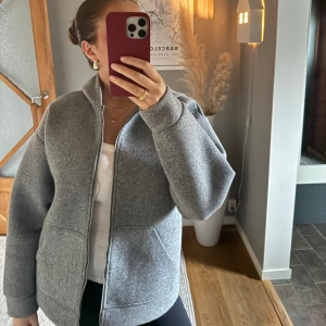 Hoodie jacka - Säljer denna så fina vårjacka från zara. Knappt använd så i bra skick. Säljer för 300 kr men kan diskutera pris. 