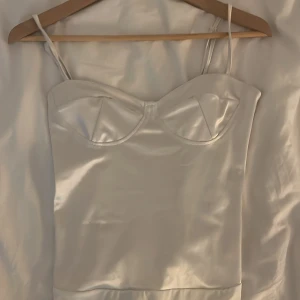 Satinbody - Satinbody från Nelly i storlek S🤗