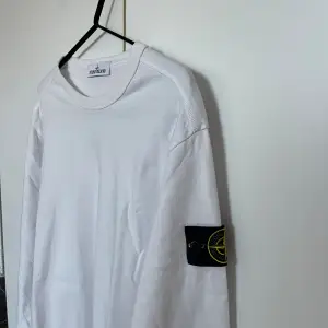 Stone Island Cotton Sweatshirt. Använd endast 1 gång och tvättad enligt skötselråd.  Passar: S/M Skick: 9/10 