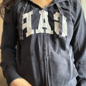 Zip-hoodie - Mörkblå lite urtvättad zip hoodie från Gap. Har vikt upp den på bilden då den är för lång för mig annars 🤍