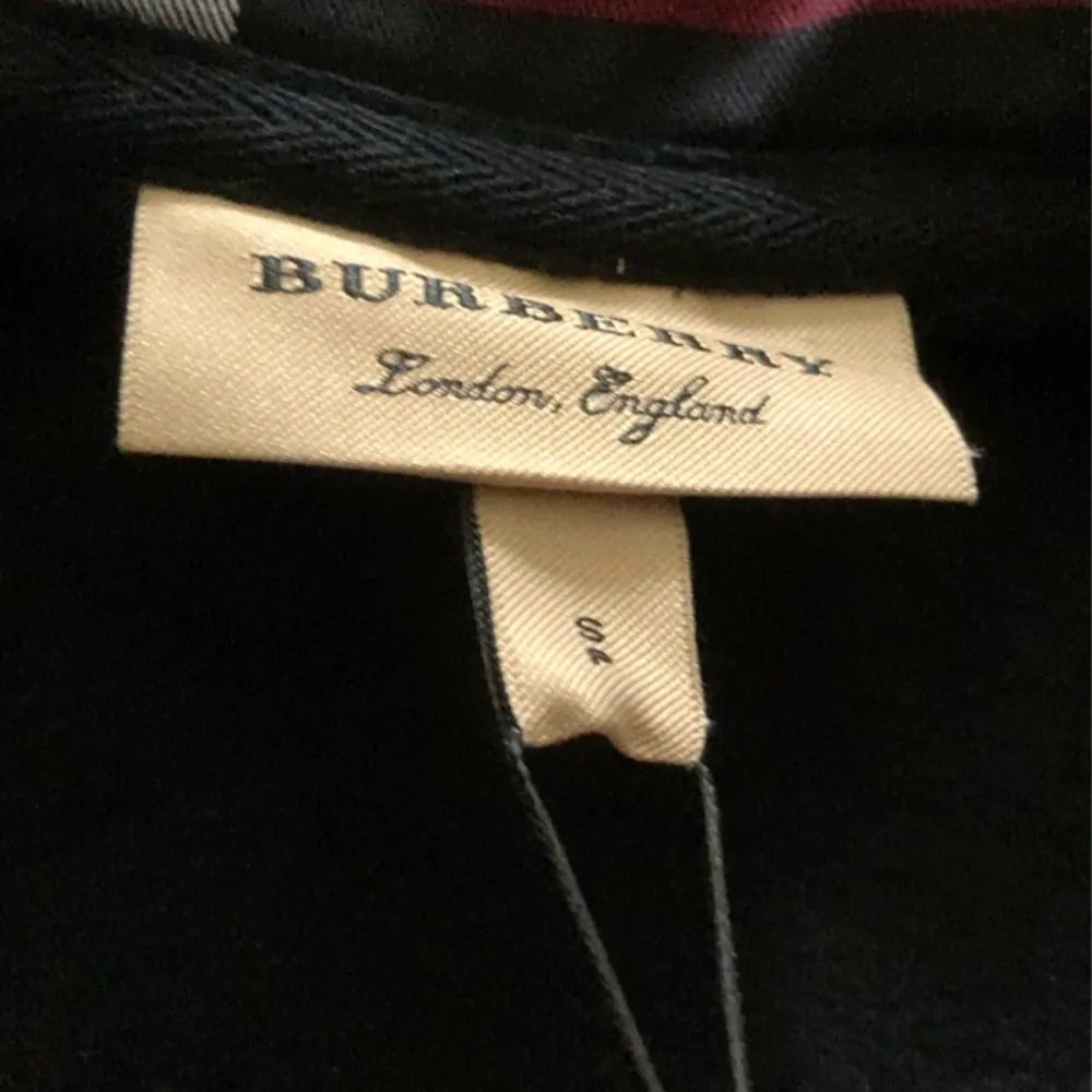Hej! Säljer en burberry hoodie i färg svart. Aldrig använd o helt ny och är i storlek S 1;1 o 10/10 i kvalité, hör av er vid intresse eller frågor💛 taggar kommer med på köpet💛 1;1💛. Hoodies.