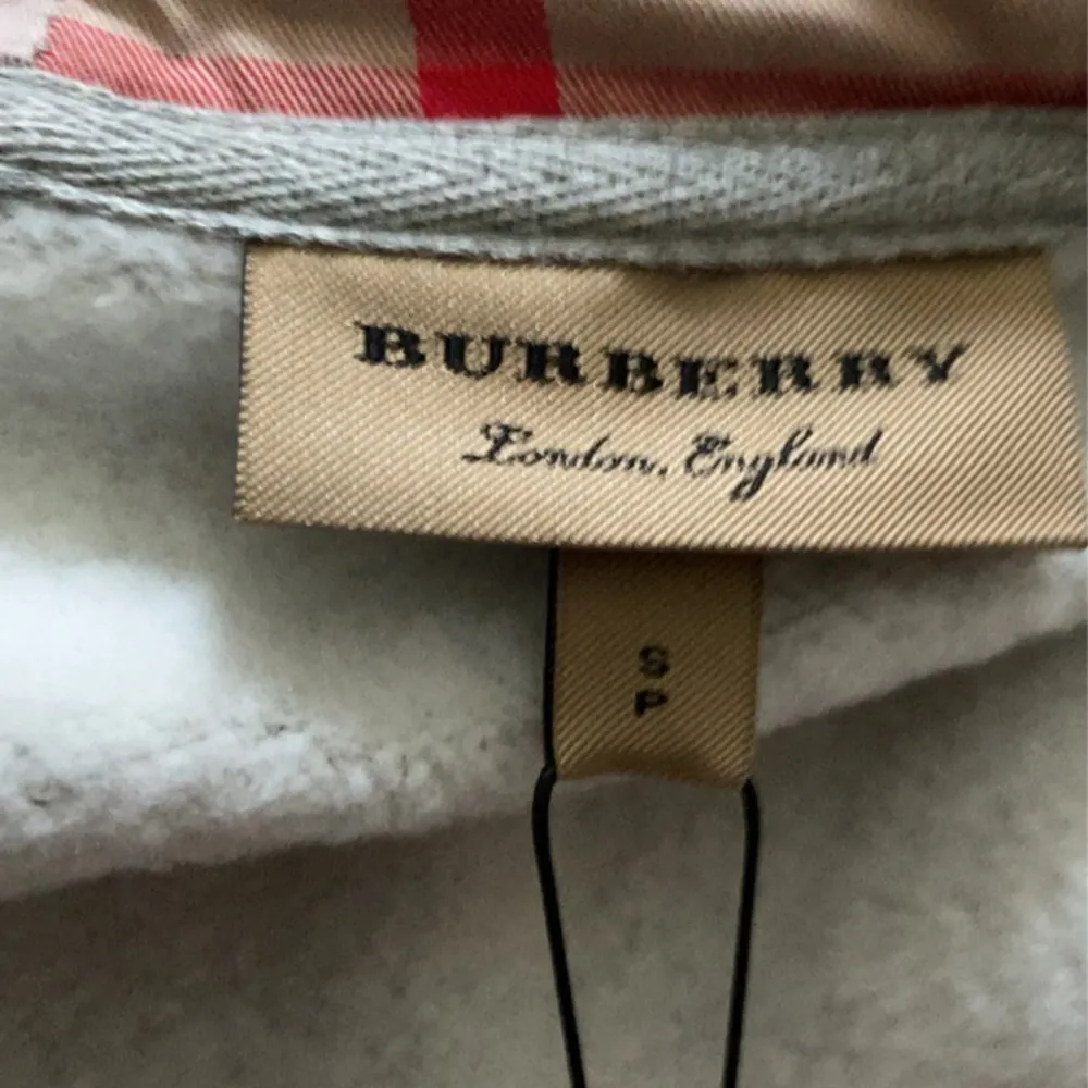 Hej! Säljer en grå burberry hoodie helt ny och aldrig använd, taggar följer även me o den är 10/10 på kvalitéskalan hör av er vid intresse eller om ni har frågor💛 1;1💛. Hoodies.