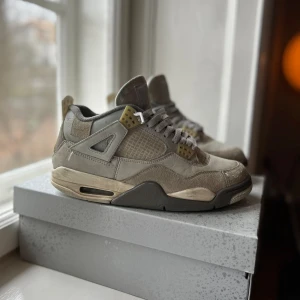 Jordan 4 craft - Ett par riktigt snygga jordan 4 craft! De är i rätt så bra skick men har gått håll på bakre delen av skon på insidan. Kontakta vid frågor. De är i storlek 42. Box kommer med vid köp. Nypris 3500.