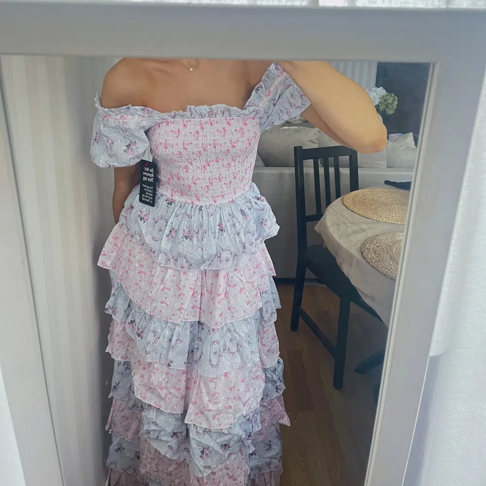 Säljer denna otroliga klänning jag skulle ha på ett bröllop men hittade en annan så säljer vidare, endast testad så prislapparna sitter kvar! Passar perfekt till dig som ska ha bal eller liknande🌸 (Första bilden är lånad) . Klänningar.
