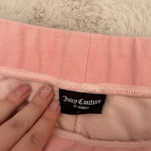 Juicy couture byxor XL - Säljer ett par rosa Juicy Couture byxor som knappt är använda då dom är för stora för mig, byxorna är i storlek XL men passar L också. Billigare vid snabb affär