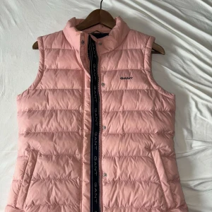 Gant väst - Säljer en fin Gant väst som är i nyskick! Den är i storlek 176 men den sitter som en xs/s Nypris:1200kr