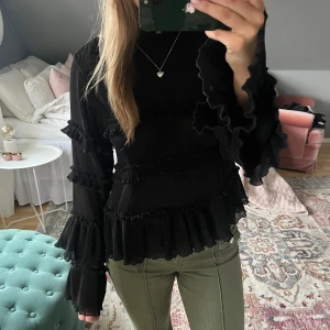 Blus - Supersöt blus med volanger🖤🖤