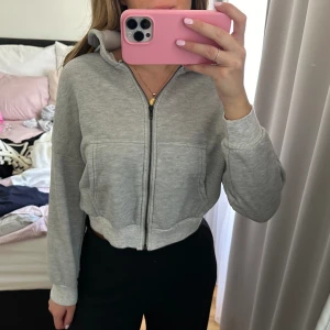 Croppad hoodie - Grå croppad hoodie. Storlek XS. 70 kr.