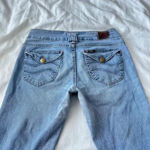 Lågmijade bootcut jeans - Vintage från Lee med fina bakfickor! 🩷skriv privat för bilder på. Midja: 76cm o innerben: 77cm 