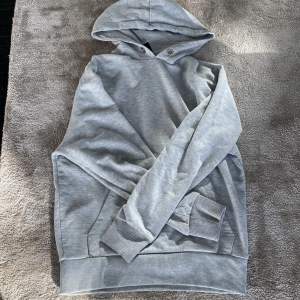 En vanlig grå hoodie som är i nyskick. Hoodien är aldrig använd innan pågrund av att den var för stor för mig. Nypris 299 kronor, mitt pris 125 kronor 