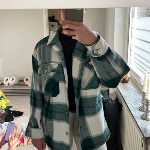 Vår jacka  - Grön vårjacka/kappa från Zara Knappt använd  