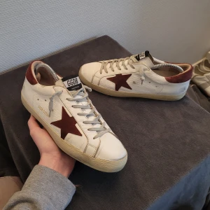 Golden Goose skor - Riktigt feta Golden Goose i färgen mörkröd! Cond 9/10, enbart skorna därav det låga priset! Strl 42