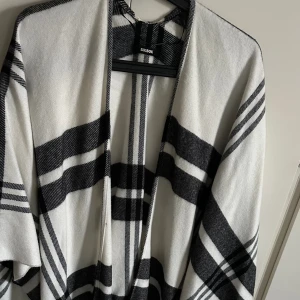 Poncho från Bik bok  - Väldigt fin poncho i strl Onesize,  som är perfekt att slänga på sig om det blir lite kyligt✨ Få använd 