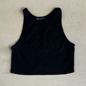 Ribbad svart tubtobb ZARA - Ribbad svart croppad tubtobb från H&M. Bra skick. Stl L men mer som en XS/S!