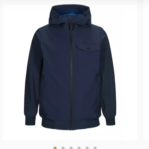 Peak performance jacka  - Jacka från Peak performance i mycket bra skicka. Nypris är 2500 men säljer den för 700. Pris kan diskuteras💗