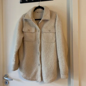 Teddy jacka - Teddyjacka från gina tricot (osäker) Storlek L 