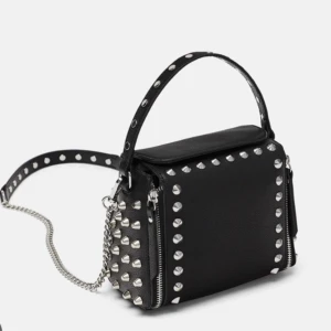 väska med nitar - säljer nu denna superfina väska från zara då den inte kommer till användning  superfint skick 