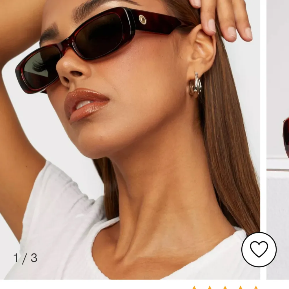 Säljer dem här jätte coola solglasögonen då dem inte passar mig. Väldigt små repor som man ej märker av. På sista bilden ser man en liknande bild på hur dem sitter på! 🥰. Accessoarer.