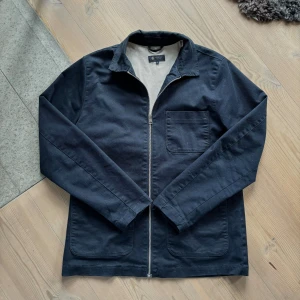 Overshirt! - Nu säljer vi en riktigt snygg Overshirt från märket Riley, perfekt nu till våren! Storleken på den är M, men passar dig som vanligtvis bär S. Skicket på den är magiskt! Tveka inte att höra av dig vid minsta fråga!💥