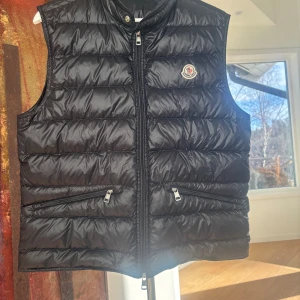 Moncler Väst Gui - Moncler väst Gui! Storlek 3 som motsvarar M/L, västen är svart! Givetsvis äkta, screenshot att den är betald från haiendo går att ordna! Köpt för 4390kr från haiendo. 