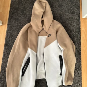 Nike tech fleece - Nike tech fleece nästan helt ny använd fåtal gånger och är i väldigt bra skick med inga defekter eller fläckar