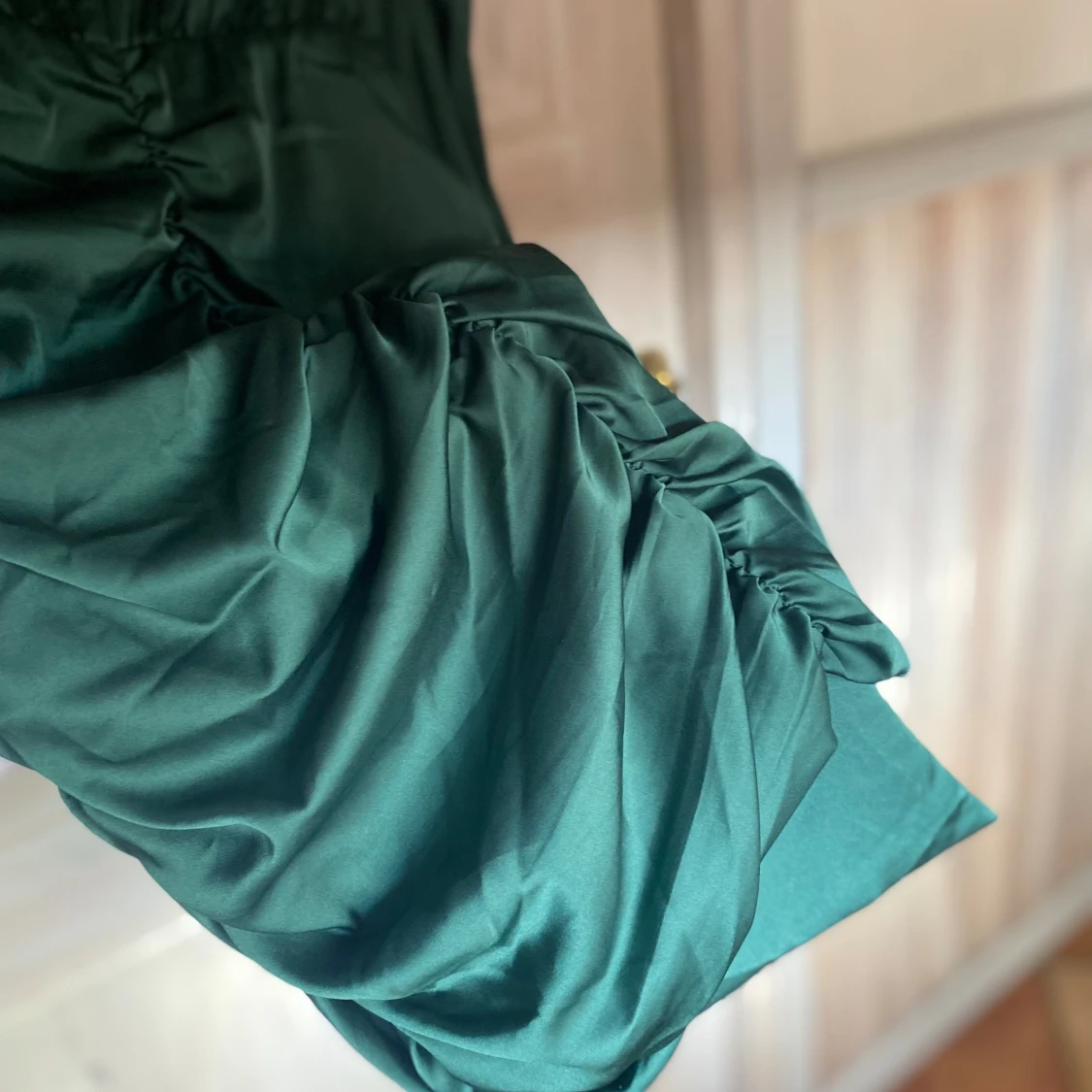 Mörkgrön klänning i silke/satin  - 90