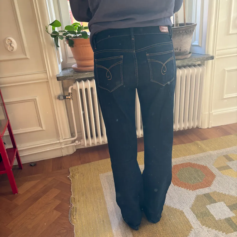 Najs utsvängda lågmidjade jeans i cool färg💗. Jeans & Byxor.