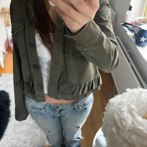 Vår jacka  - Säljer denna jättesöta jacka då den tyvärr inte kommer till användning längre, supersöt och passar perfekt till våren💓💓