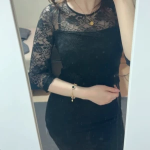 Svart Klänning  - Fin svart klänning, använd en gång, väldigt fina detaljer💕