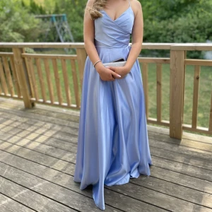 Balklänning  - Fin balklänning från jjs house. Köpt för 1500 Den är sydd för att passa runt en person som är 160-170 beroende på hur långa klackar man har. Jag är 160 och hade 10cm klackar. Passar runt en 34-36 då den har snörning där bak, kom privat för mer bilder 